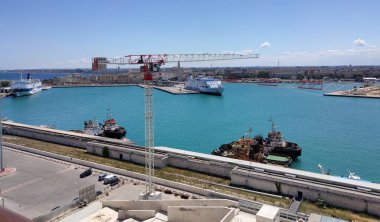 Bari, İtalya - 10 Mayıs 2025: Bari Limanı 'ndan feribot kalkıyor. AF Francesca feribotu, Bari 'den Durres limanına hareket ediyor.