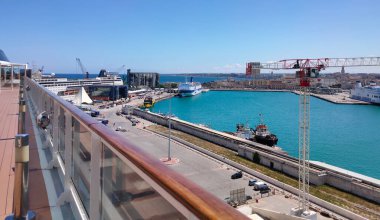 Bari, İtalya - 10 Mayıs 2025: Bari Limanı 'ndan feribot kalkıyor. AF Francesca feribotu, Bari 'den Durres limanına hareket ediyor.