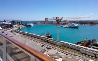 Bari, İtalya - 10 Mayıs 2025: Bari Limanı 'ndan feribot kalkıyor. AF Francesca feribotu, Bari 'den Durres limanına hareket ediyor.