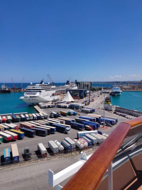 Bari, İtalya - 10 Mayıs 2025: Bari limanında demirli bir MSC Sinfonia yolcu gemisinin hava görüntüsü