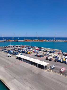 Bari, İtalya - 10 Mayıs 2025: Apulian şehrinin limanına demirlemiş bir ticaret gemisinin havadan görünüşü.