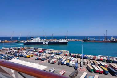 Bari, İtalya - 10 Mayıs 2025: Limandan yük yüklemeyi bekleyen modern bir feribotun havadan görüntüsü. DFDS, Danimarkalı bir uluslararası nakliye ve lojistik şirketi.