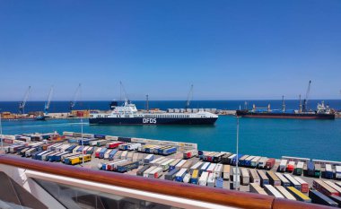 Bari, İtalya - 10 Mayıs 2025: Limandan yük yüklemeyi bekleyen modern bir feribotun havadan görüntüsü. DFDS, Danimarkalı bir uluslararası nakliye ve lojistik şirketi.