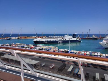 Bari, İtalya - 10 Mayıs 2025: Limandan yük yüklemeyi bekleyen modern bir feribotun havadan görüntüsü. DFDS, Danimarkalı bir uluslararası nakliye ve lojistik şirketi.