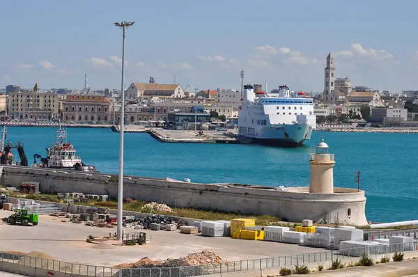 Bari, İtalya - 10 Mayıs 2025: Bari Limanı 'ndan feribot kalkıyor. Ventouris Feribotları, Bari 'den Durres' e limandan kalkıyor.