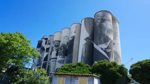 Bari, İtalya - 10 Mayıs 2025: Güneşli bir günde İtalya 'nın Bari kentinde kargo limanı 10 Mayıs 2025