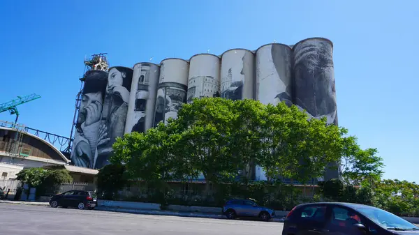 Bari, İtalya - 10 Mayıs 2025: Güneşli bir günde İtalya 'nın Bari kentinde kargo limanı 10 Mayıs 2025