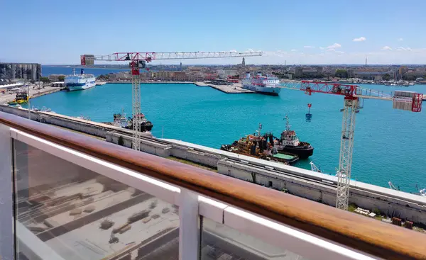 Bari, İtalya - 10 Mayıs 2025: Bari Limanı 'ndan feribot kalkıyor. AF Francesca feribotu, Bari 'den Durres limanına hareket ediyor.