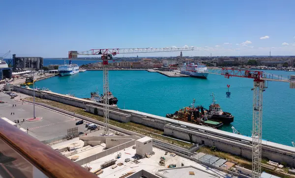 Bari, İtalya - 10 Mayıs 2025: Bari Limanı 'ndan feribot kalkıyor. AF Francesca feribotu, Bari 'den Durres limanına hareket ediyor.