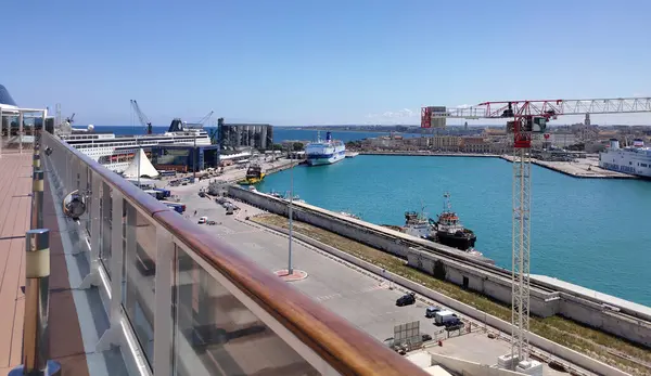 Bari, İtalya - 10 Mayıs 2025: Bari Limanı 'ndan feribot kalkıyor. AF Francesca feribotu, Bari 'den Durres limanına hareket ediyor.