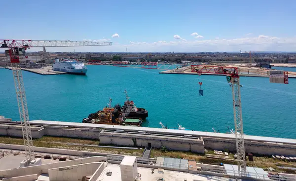 Bari, İtalya - 10 Mayıs 2025: Bari Limanı 'ndan feribot kalkıyor. AF Francesca feribotu, Bari 'den Durres limanına hareket ediyor.