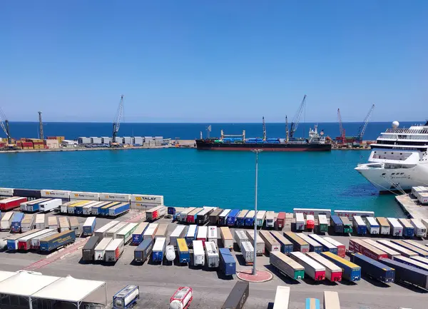 Bari, İtalya - 10 Mayıs 2025: Bari limanında demirli bir MSC Sinfonia yolcu gemisinin hava görüntüsü