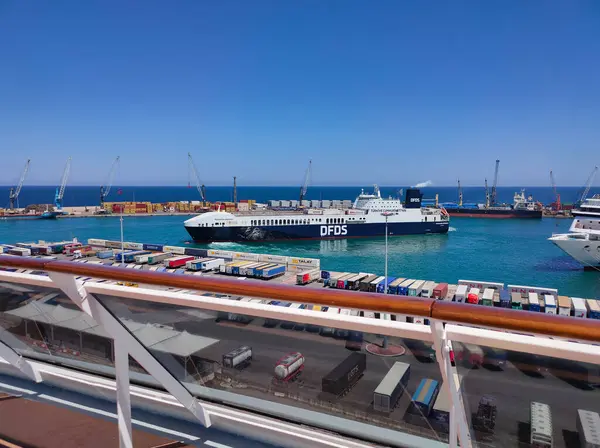 Bari, İtalya - 10 Mayıs 2025: Limandan yük yüklemeyi bekleyen modern bir feribotun havadan görüntüsü. DFDS, Danimarkalı bir uluslararası nakliye ve lojistik şirketi.