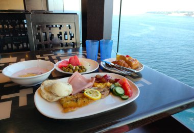 Soyut lüks yolcu gemisinde yemek odası büfesi. Modern yolcu gemisinde sağlıklı bir kahvaltı.