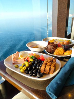 Soyut lüks yolcu gemisinde yemek odası büfesi. Modern yolcu gemisinde sağlıklı bir kahvaltı.