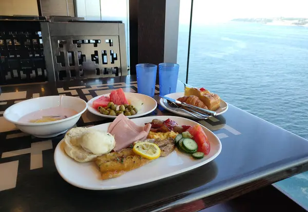 Soyut lüks yolcu gemisinde yemek odası büfesi. Modern yolcu gemisinde sağlıklı bir kahvaltı.