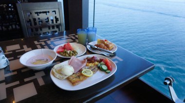 Soyut lüks yolcu gemisinde yemek odası büfesi. Modern yolcu gemisinde sağlıklı bir kahvaltı.