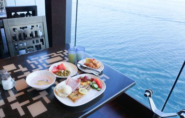 Soyut lüks yolcu gemisinde yemek odası büfesi. Modern yolcu gemisinde sağlıklı bir kahvaltı.