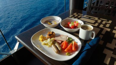 Soyut lüks yolcu gemisinde yemek odası büfesi. Modern yolcu gemisinde sağlıklı bir kahvaltı.