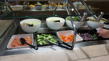 Yemek odası büfe soyut lüks gemide gemisi. Seçici odak. sebze yemekleri