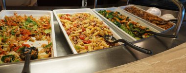 Yemek odası büfe soyut lüks gemide gemisi. Seçici odak. sebze yemekleri