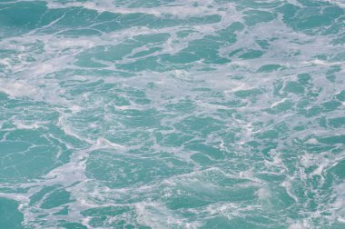 Okyanus öfkesi: Dalgalar suda çarpışır - mavi su