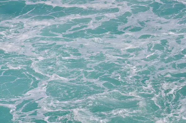 Okyanus öfkesi: Dalgalar suda çarpışır - mavi su