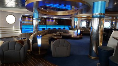 Trieste, İtalya - 9 Mayıs 2025: MSC Fantasia yolcu gemisinde barın içi