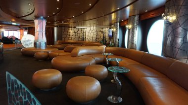 Trieste, İtalya - 9 Mayıs 2025: MSC Fantasia yolcu gemisinde barın içi