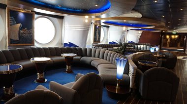 Trieste, İtalya - 9 Mayıs 2025: MSC Fantasia yolcu gemisinde barın içi