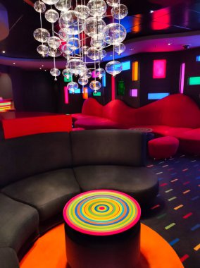 Trieste, İtalya - 9 Mayıs 2025: MSC Fantasia yolcu gemisinde barın içi