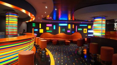 Trieste, İtalya - 9 Mayıs 2025: MSC Fantasia yolcu gemisinde barın içi