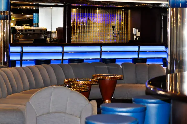 Trieste, İtalya - 9 Mayıs 2025: MSC Fantasia yolcu gemisinde barın içi