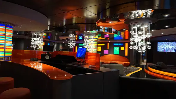 Trieste, İtalya - 9 Mayıs 2025: MSC Fantasia yolcu gemisinde barın içi