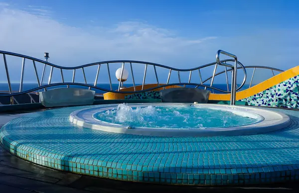 Soyut yolcu gemisi ve mavi gökyüzündeki havuz alanındaki jakuzi.