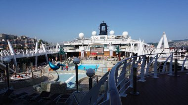 İstanbul, Türkiye - 7 Mayıs 2025: İtalya 'da inşa edilen büyük yolcu gemisi MSC Fantasia' nın içme havuzu.