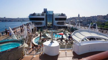 İstanbul, Türkiye - 7 Mayıs 2025: İtalya 'da inşa edilen büyük yolcu gemisi MSC Fantasia' nın içme havuzu.