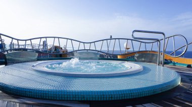 Korfu, Yunanistan - 9 Mayıs 2025: İtalya 'da inşa edilen büyük yolcu gemisi MSC Fantasia' nın kaynayan havuzu.