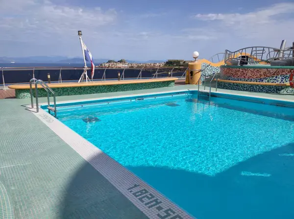 Korfu, Yunanistan - 9 Mayıs 2025: İtalya 'da inşa edilen büyük yolcu gemisi MSC Fantasia' nın kaynayan havuzu.