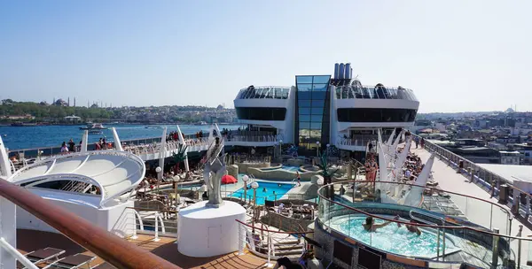 İstanbul, Türkiye - 7 Mayıs 2025: İtalya 'da inşa edilen büyük yolcu gemisi MSC Fantasia' nın içme havuzu.