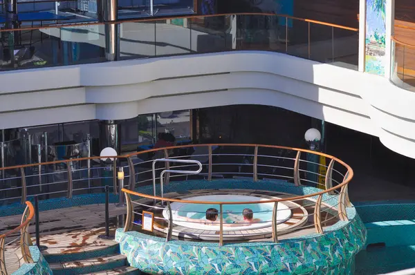 İstanbul, Türkiye - 7 Mayıs 2025: İtalya 'da inşa edilen büyük yolcu gemisi MSC Fantasia' nın içme havuzu.