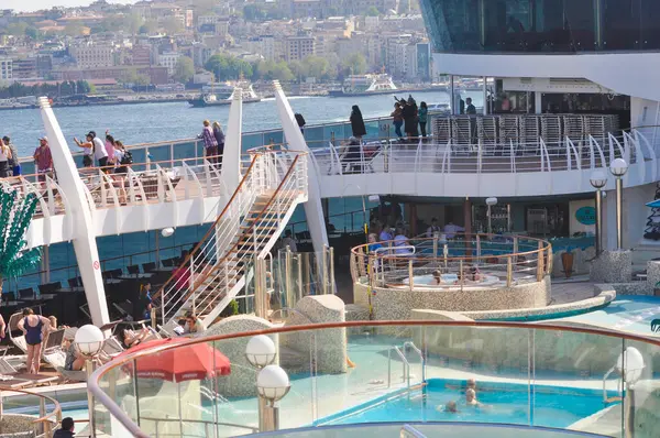 İstanbul, Türkiye - 7 Mayıs 2025: İtalya 'da inşa edilen büyük yolcu gemisi MSC Fantasia' nın içme havuzu.