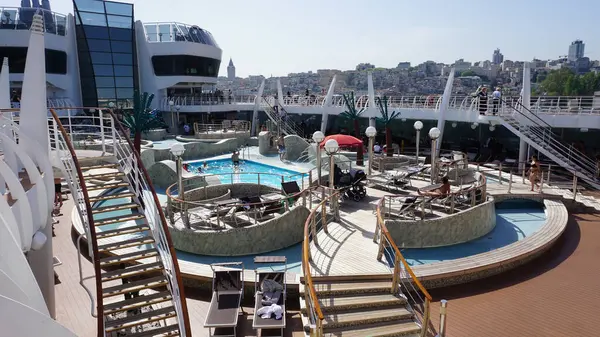 İstanbul, Türkiye - 7 Mayıs 2025: İtalya 'da inşa edilen büyük yolcu gemisi MSC Fantasia' nın içme havuzu.