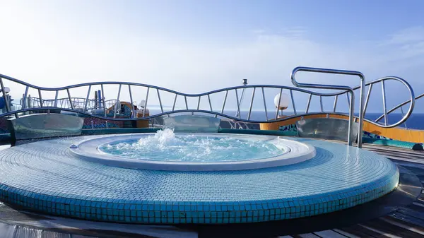 Korfu, Yunanistan - 9 Mayıs 2025: İtalya 'da inşa edilen büyük yolcu gemisi MSC Fantasia' nın kaynayan havuzu.