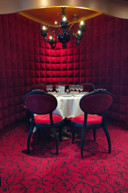 Trieste, İtalya - 9 Mayıs 2025: Restoranın içi ve yolcu gemisi MSC Fantasia 'daki tabaklar, büyük yolcu gemisi