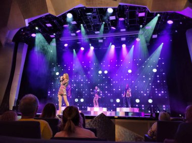 Trieste, İtalya - 9 Mayıs 2025: MSC Fantasia adlı yolcu gemisinin yolcu gemisinde ya da yolcu gemisinde yapılan tiyatro gösterisi.