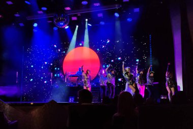 Trieste, İtalya - 9 Mayıs 2025: MSC Fantasia adlı yolcu gemisinin yolcu gemisinde ya da yolcu gemisinde yapılan tiyatro gösterisi.