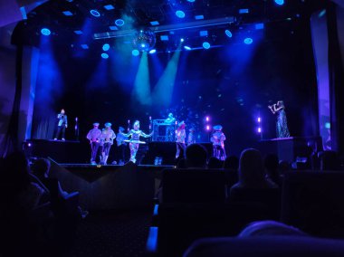 Trieste, İtalya - 9 Mayıs 2025: MSC Fantasia adlı yolcu gemisinin yolcu gemisinde ya da yolcu gemisinde yapılan tiyatro gösterisi.