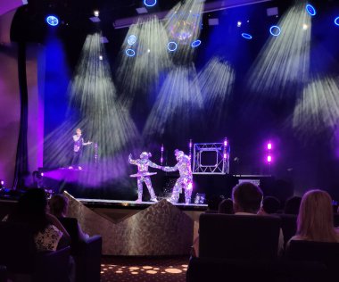 Trieste, İtalya - 9 Mayıs 2025: MSC Fantasia adlı yolcu gemisinin yolcu gemisinde ya da yolcu gemisinde yapılan tiyatro gösterisi.