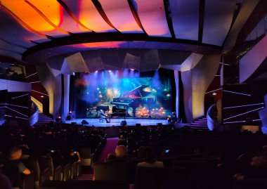 Trieste, İtalya - 9 Mayıs 2025: MSC Fantasia adlı yolcu gemisinin yolcu gemisinde ya da yolcu gemisinde yapılan tiyatro gösterisi.